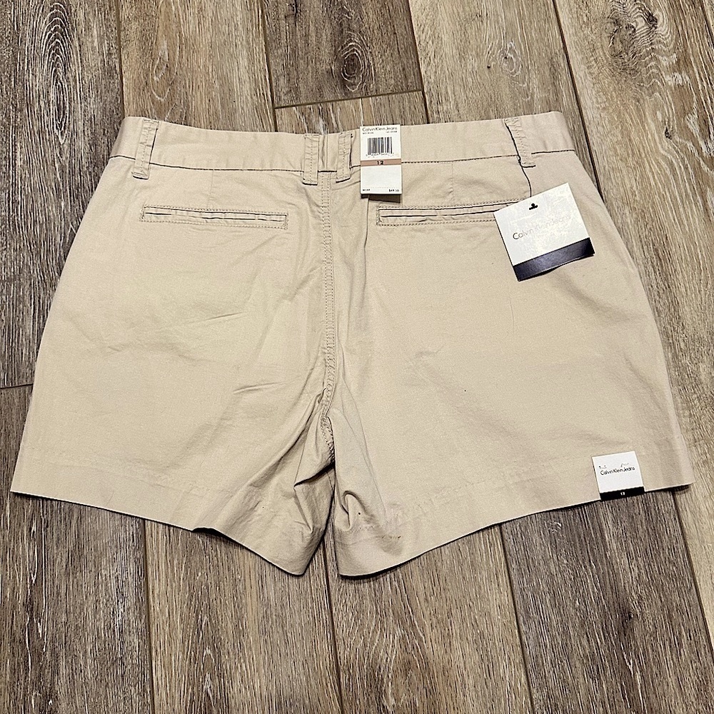 🛍️ NEW 5 inches tan color shorts.